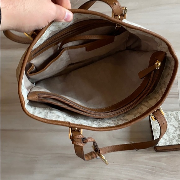 MIchael Kors bag and wallet - Picture 3 of 4